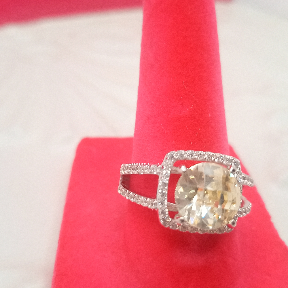 Elegant Silver and Gold Women's Ring